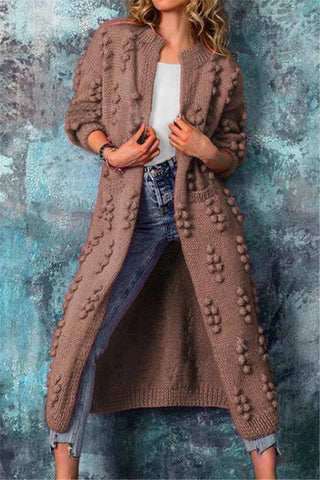 Cardigan long ouvert en tricot texturé marron, motifs en relief sur l’avant, manches 3/4