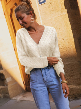 Cardigan femme blanc à col V, boutonné devant, maille côtelée, manches dolman.