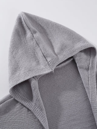 Cardigan à capuche gris, gros plan de la capuche et de l’encolure