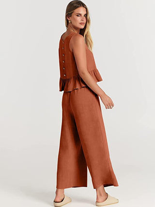 Ensemble blouse sans manches volant terracotta et pantalon large, vue de profil