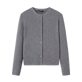 Gilet en tricot gris à torsades, col rond, rangée de boutons devant.