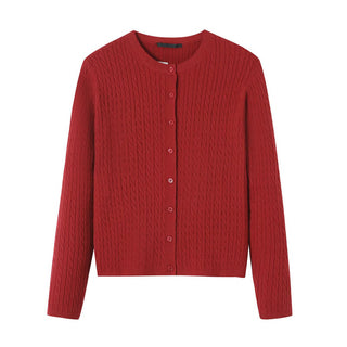 Gilet en tricot rouge à torsades, col rond, boutons sur la patte.