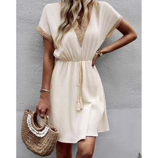Robe d'été à décolleté en V et bord en crochet – Robe courte à manches courtes avec ceinture à la taille