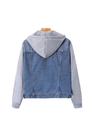 Veste en jean à capuche, dos avec capuche grise, manches en molleton gris contrasté