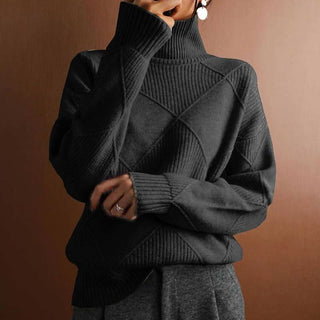 Pull col roulé noir en maille côtelée, motifs losanges en relief