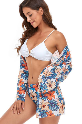 Ensemble bikini blanc et blouse légère florale, bretelles fines, kimono ouvert