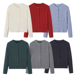 Lot de gilets en tricot à torsades, plusieurs couleurs (crème, rouge, bleu, vert, gris, marine).