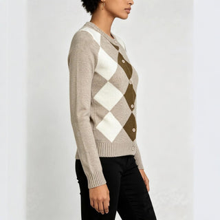 Gilet en tricot à losanges beige, manches longues et boutons sur l’avant, vue de côté