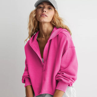 Hoodie court rose pour femme, capuche et zip devant, manches longues amples.