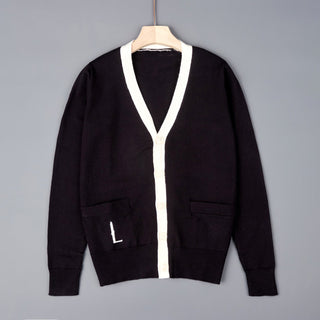 Cardigan noir à col V contrasté, bordures blanches et poches plaquées
