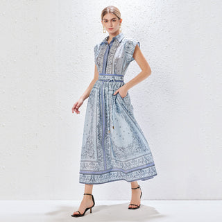 Ensemble blouse et jupe imprimées bleu, robe ample à motifs, ceinture à la taille.
