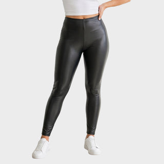 Leggings noirs en simili cuir, jambes fuselées, taille haute, vue de face.