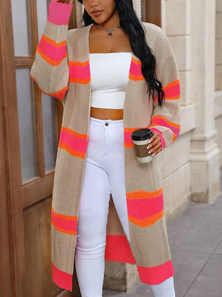 Cardigan duster long en maille ouverte beige à rayures multicolores, fentes latérales