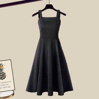 Robe sans manches noire évasée, encolure carrée et taille cintrée