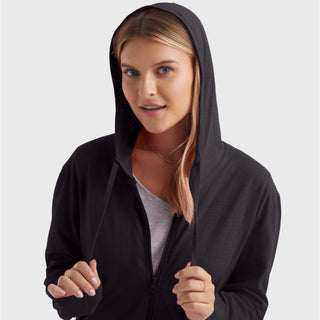 Veste à capuche zippée noire, capuche couvrante avec cordon de serrage et fermeture.