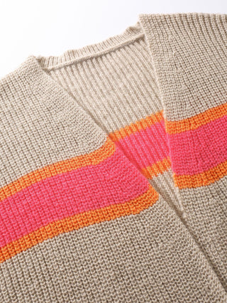 Gros plan sur cardigan en maille ouverte, rayures horizontales orange et fuchsia sur beige