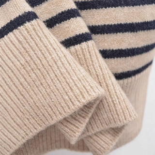 Manche de cardigan en laine beige côtelée avec bordure rayée bleu marine