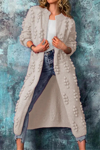 Cardigan long ouvert en tricot texturé beige, motifs en relief sur l’avant, manches 3/4