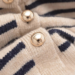 Cardigan beige à rayures bleu marine, gros bouton doré sur patte boutonnée