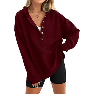 Haut oversize Henley à capuche côtelé rouge foncé, patte de boutons au col