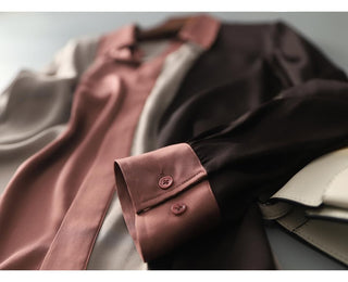 Chemise Aurelia en satin : gros plan manchettes rose avec boutons, empiècement noir