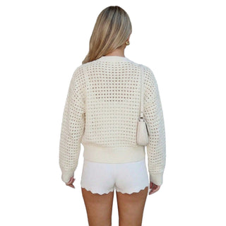 Cardigan court en crochet crème vu de dos, manches longues et fermeture à zip