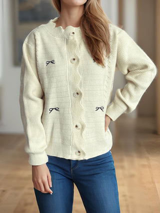 Cardigan en maille épaisse blanc cassé à boutons, détail nœud et col rond