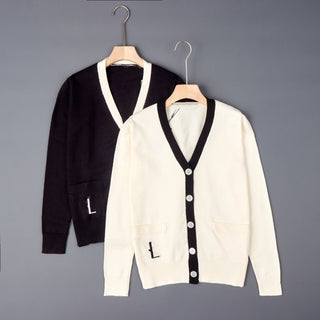 Lot de 2 cardigans : noir et crème, cols V contrastés et boutonnage