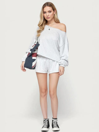 Ensemble sweat gris clair off-épaule avec short assorti, taille resserrée par cordon