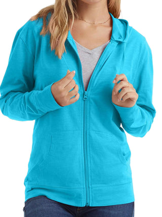 Veste à capuche zippée bleu turquoise, manches longues et fermeture éclair au centre.