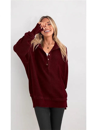 Haut oversize Henley à capuche côtelé bordeaux, patte boutonnée au col