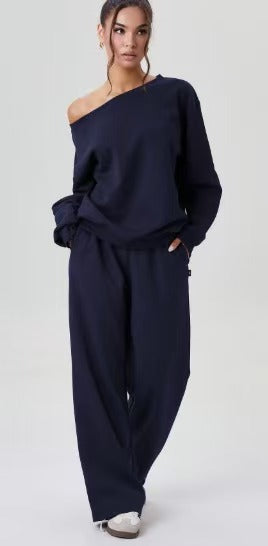 Ensemble détente marine pour femme : sweatshirt off-shoulder et pantalon large en molleton