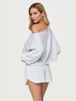 Ensemble gris clair : haut off-épaule tombant à manches longues et short assorti