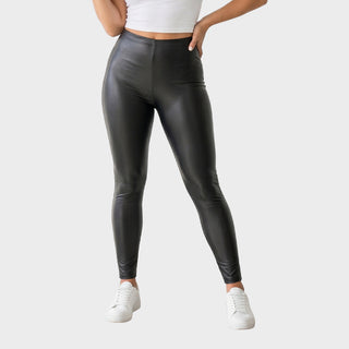 Leggings taille haute noirs en simili cuir, vue de côté, jambe ajustée.