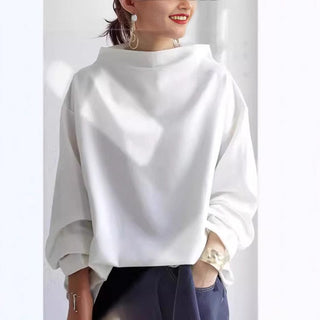 Pull femme blanc à col montant, coupe droite, manches longues amples.