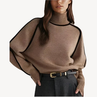Pull Clara en maille côtelée beige, col montant et finitions contrastées noires