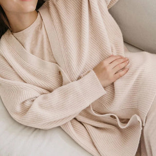 Cardigan en cachemire beige clair, maille texturée côtelée et boutons nacrés