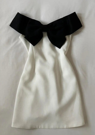 Eloise | Robe Mini Blanche avec Nœud Noir & Décolleté Carmen