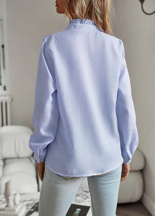 Chemise casual bleue à volants, vue de dos, col boutonné et manches longues.