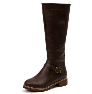 Bottes cuissardes marron foncé, talon plat, sangle à boucle et semelle crantée.