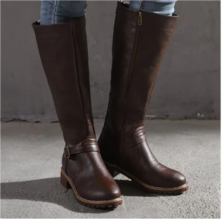 Bottes cuissardes marron foncé à talon plat, sangle à boucle latérale.