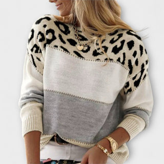 Pull à motif léopard noir sur le haut, empiècement blanc cassé et gris, manches côtelées.