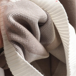 Ensemble maille tricotée beige et blanc, détail côtelé du col et de la manche