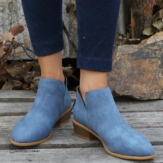 Bottines bleues en suède, bout arrondi, talon bas, bride arrière.