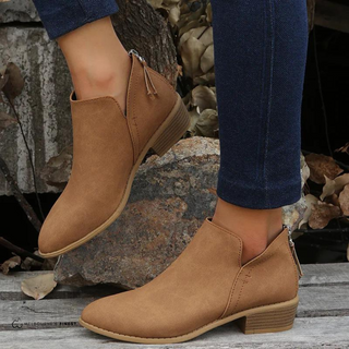 Bottines marron en suède, bout arrondi, talon bas, bride arrière.