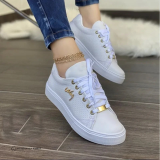 Chaussures orthopédiques pour femmes blanches, lacets, perforations et semelle blanche