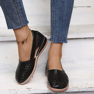 Chaussures orthopédiques femme noires perforées, semelle marron clair