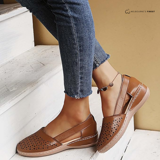 Chaussures orthopédiques femme marron perforées, bride arrière