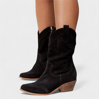 Bottes mi-mollet noires à perforations, tige en velours, talon bloc marron.