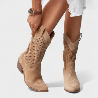 Bottes mi-mollet à perforations marron clair, tige en suède avec talon bloc.